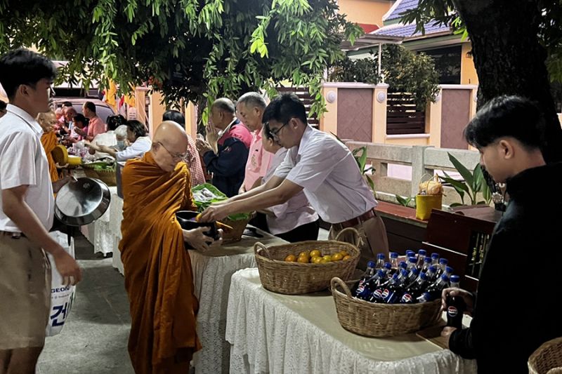 กิจกรรมทำบุญตักบาตรในช่วงเช้า ณ วัดเทพศิรินทราวาส