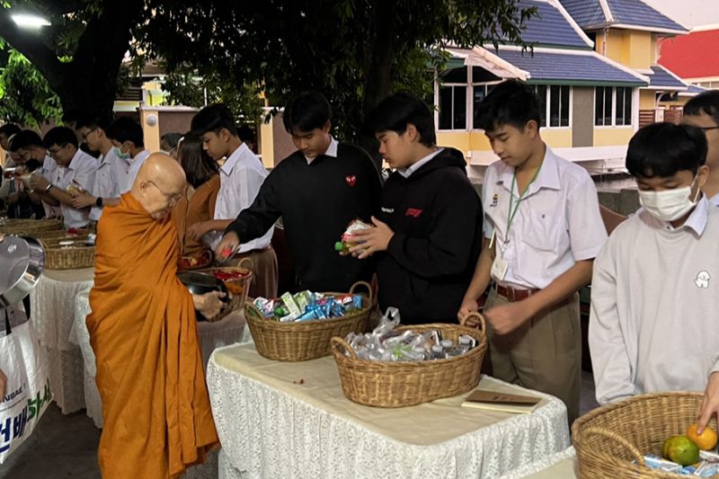 กิจกรรมทำบุญตักบาตรในช่วงเช้า ณ วัดเทพศิรินทราวาส