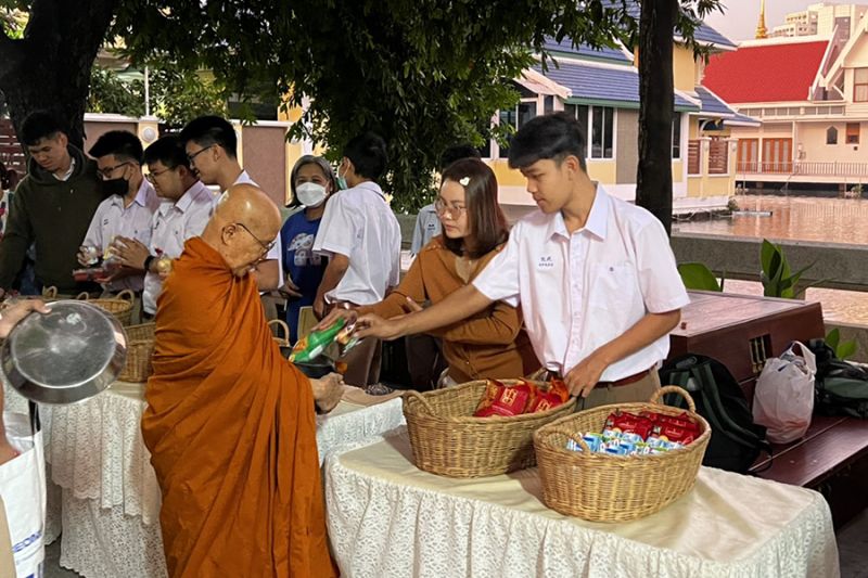 กิจกรรมทำบุญตักบาตรในช่วงเช้า ณ วัดเทพศิรินทราวาส