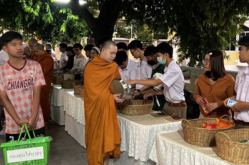 กิจกรรมทำบุญตักบาตรในช่วงเช้า ณ วัดเทพศิรินทราวาส