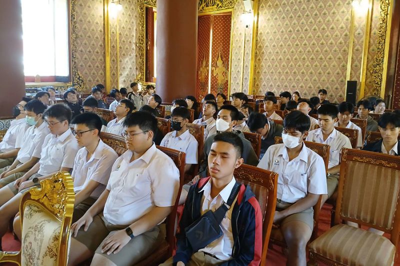 กิจกรรมทำบุญตักบาตรในช่วงเช้า ณ วัดเทพศิรินทราวาส
