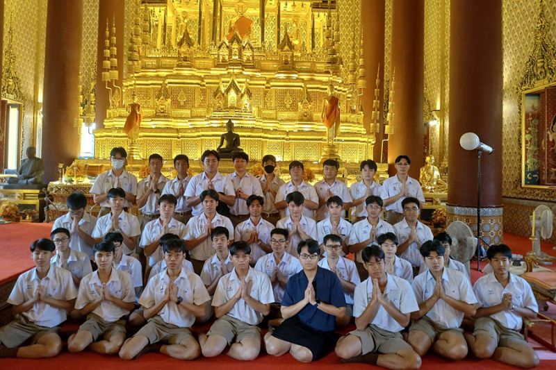 กิจกรรมทำบุญตักบาตรในช่วงเช้า ณ วัดเทพศิรินทราวาส