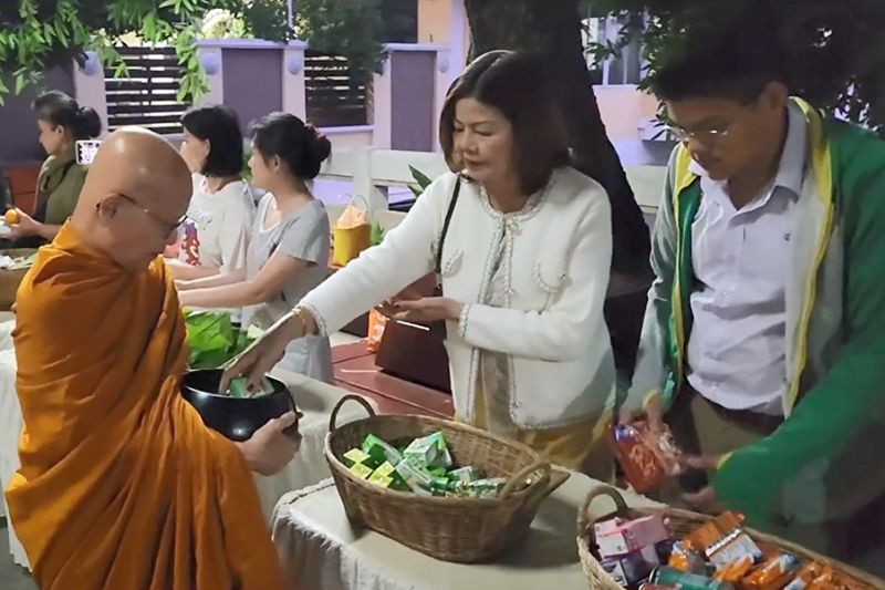 กิจกรรมทำบุญตักบาตรในช่วงเช้า ณ วัดเทพศิรินทราวาส