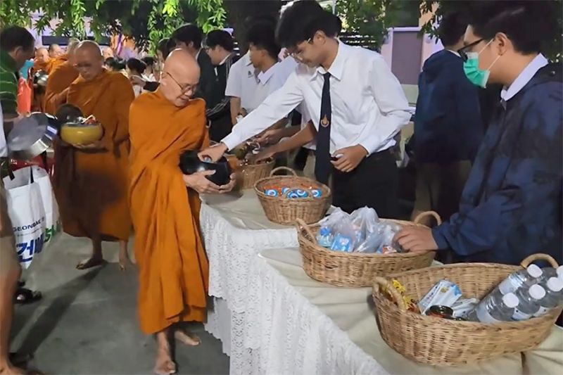 กิจกรรมทำบุญตักบาตรในช่วงเช้า ณ วัดเทพศิรินทราวาส