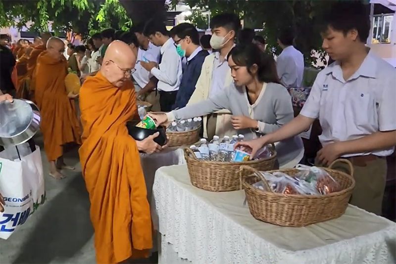 กิจกรรมทำบุญตักบาตรในช่วงเช้า ณ วัดเทพศิรินทราวาส