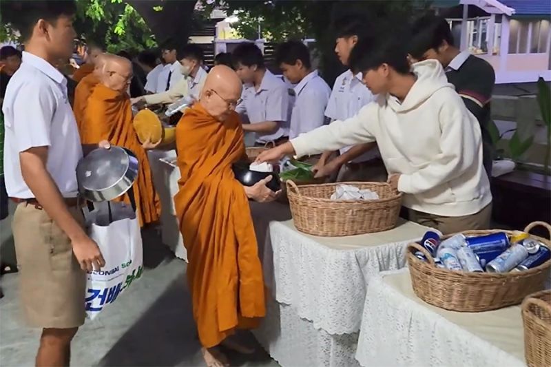 กิจกรรมทำบุญตักบาตรในช่วงเช้า ณ วัดเทพศิรินทราวาส