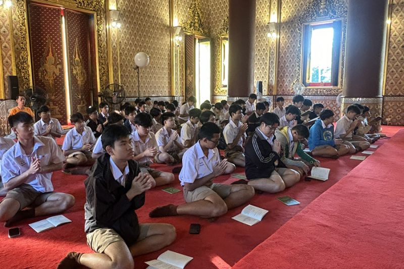 กิจกรรมทำบุญตักบาตรในช่วงเช้า ณ วัดเทพศิรินทราวาส