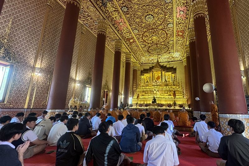 กิจกรรมทำบุญตักบาตรในช่วงเช้า ณ วัดเทพศิรินทราวาส
