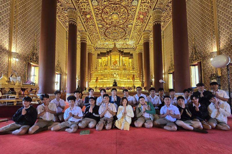 กิจกรรมทำบุญตักบาตรในช่วงเช้า ณ วัดเทพศิรินทราวาส