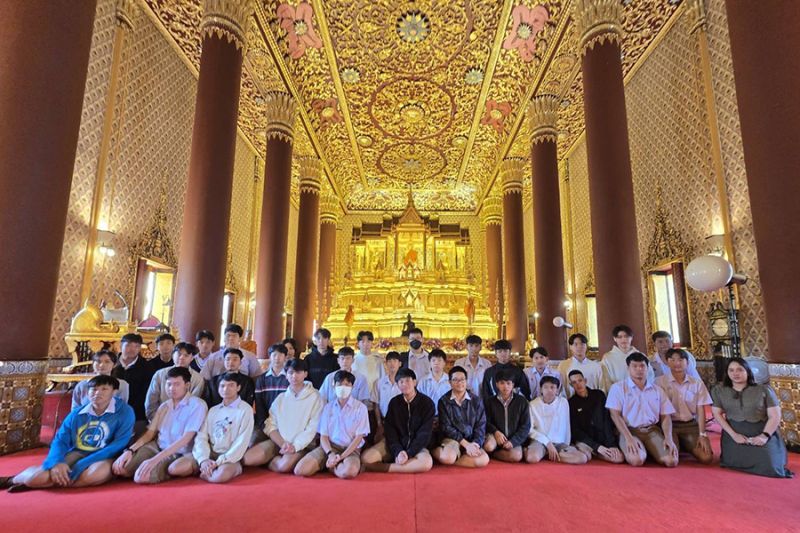 กิจกรรมทำบุญตักบาตรในช่วงเช้า ณ วัดเทพศิรินทราวาส