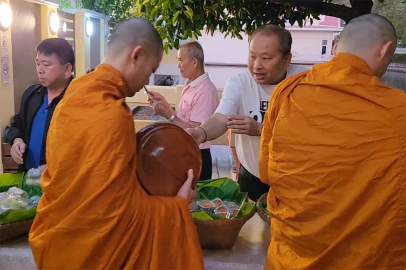 กิจกรรมทำบุญตักบาตรในช่วงเช้า ณ วัดเทพศิรินทราวาส