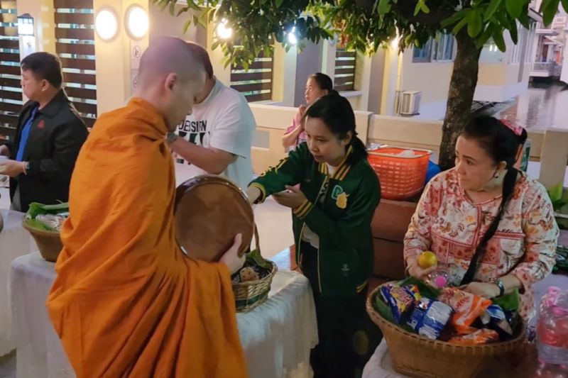 กิจกรรมทำบุญตักบาตรในช่วงเช้า ณ วัดเทพศิรินทราวาส
