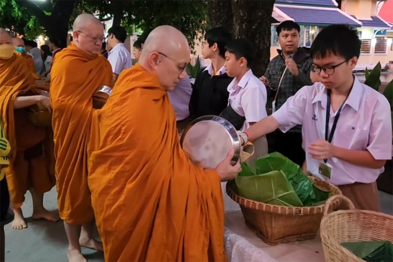 กิจกรรมทำบุญตักบาตรในช่วงเช้า ณ วัดเทพศิรินทราวาส
