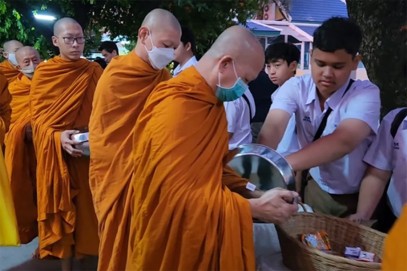 กิจกรรมทำบุญตักบาตรในช่วงเช้า ณ วัดเทพศิรินทราวาส