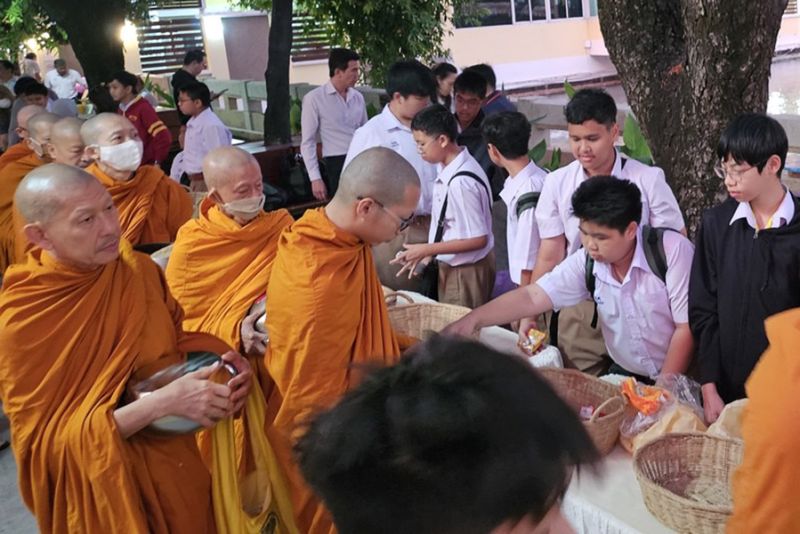 กิจกรรมทำบุญตักบาตรในช่วงเช้า ณ วัดเทพศิรินทราวาส