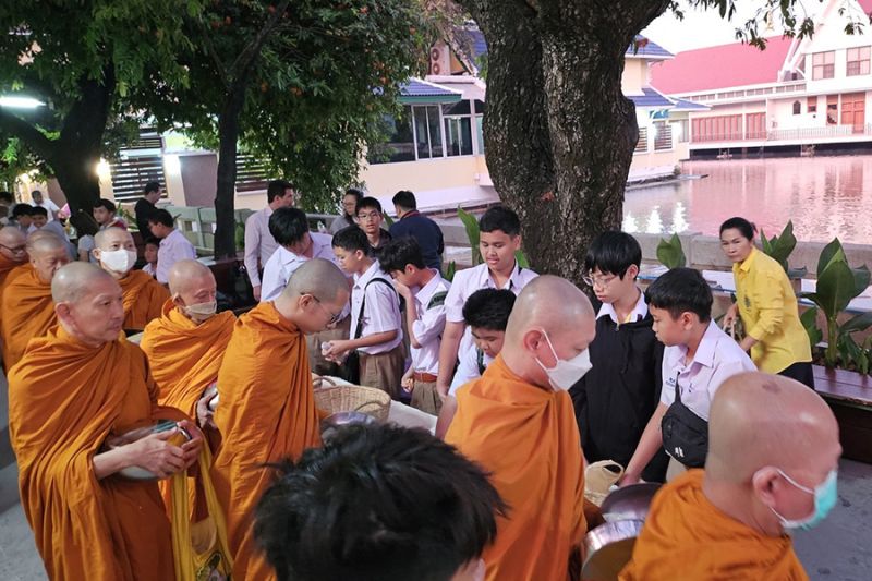 กิจกรรมทำบุญตักบาตรในช่วงเช้า ณ วัดเทพศิรินทราวาส