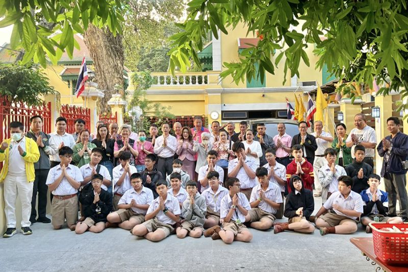 กิจกรรมทำบุญตักบาตรในช่วงเช้า ณ วัดเทพศิรินทราวาส