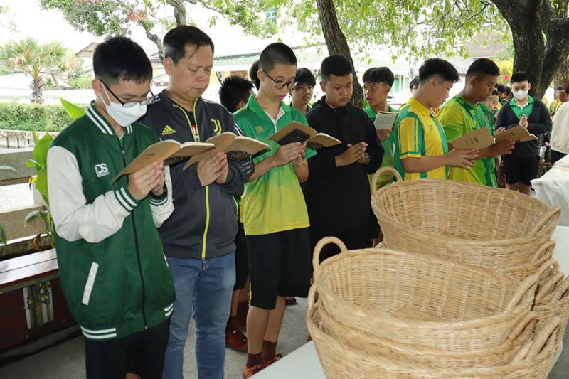 กิจกรรมทำบุญตักบาตรในช่วงเช้า ณ วัดเทพศิรินทราวาส