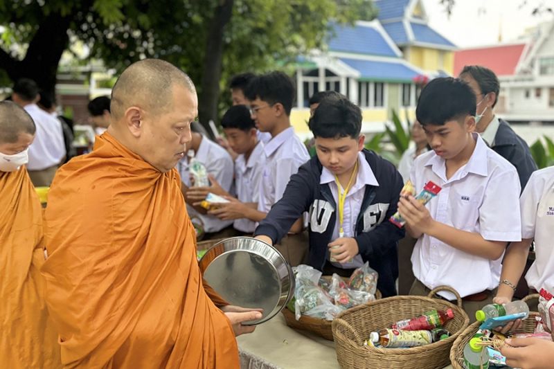 กิจกรรมทำบุญตักบาตรในช่วงเช้า ณ วัดเทพศิรินทราวาส