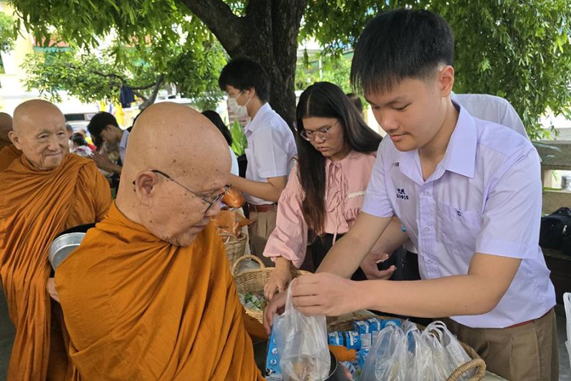 กิจกรรมทำบุญตักบาตรในช่วงเช้า ณ วัดเทพศิรินทราวาส