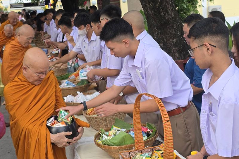 กิจกรรมทำบุญตักบาตรในช่วงเช้า ณ วัดเทพศิรินทราวาส