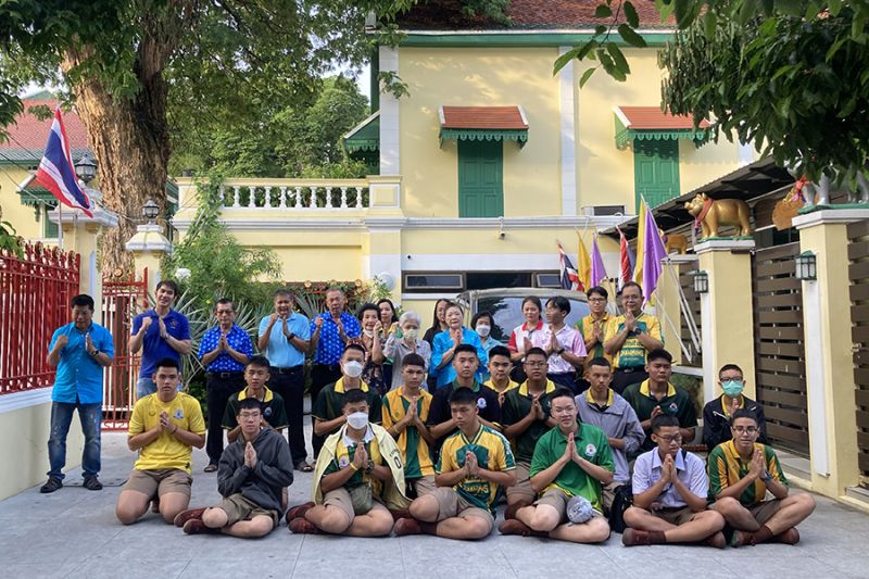 กิจกรรมทำบุญตักบาตรในช่วงเช้า ณ วัดเทพศิรินทราวาส