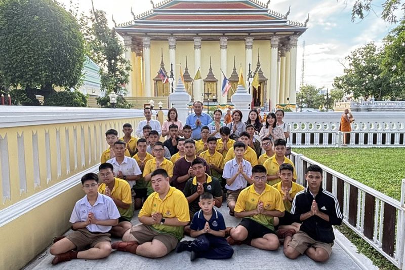 กิจกรรมทำบุญตักบาตรในช่วงเช้า ณ วัดเทพศิรินทราวาส