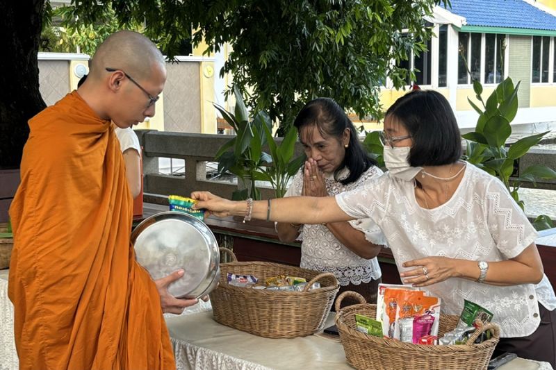 กิจกรรมทำบุญตักบาตรในช่วงเช้า ณ วัดเทพศิรินทราวาส
