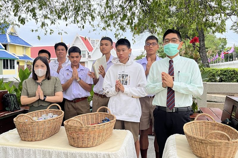 กิจกรรมทำบุญตักบาตรในช่วงเช้า ณ วัดเทพศิรินทราวาส