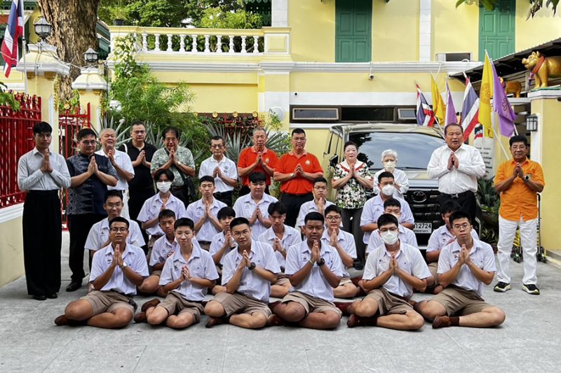 กิจกรรมทำบุญตักบาตรในช่วงเช้า ณ วัดเทพศิรินทราวาส