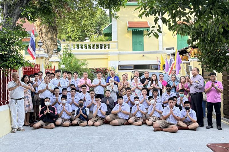 กิจกรรมทำบุญตักบาตรในช่วงเช้า ณ วัดเทพศิรินทราวาส