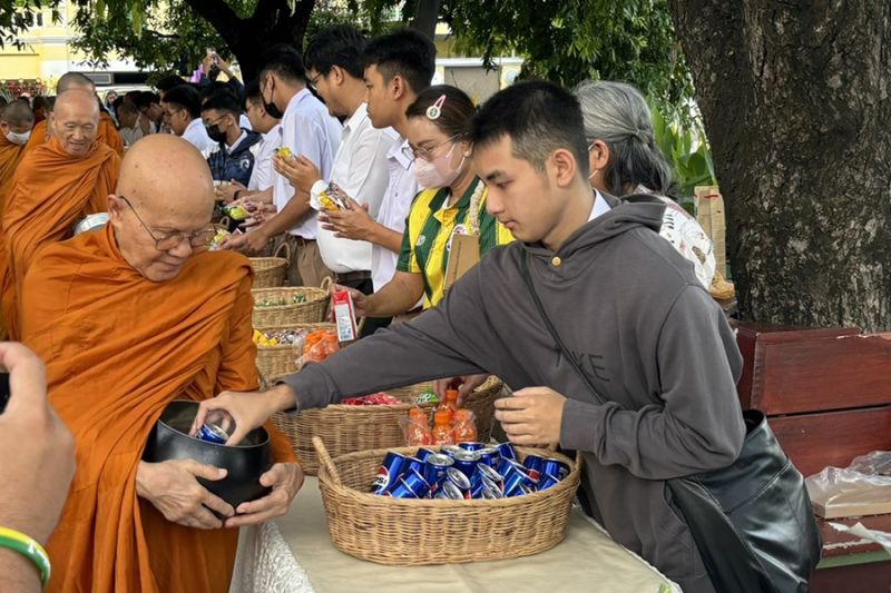 กิจกรรมทำบุญตักบาตรในช่วงเช้า ณ วัดเทพศิรินทราวาส