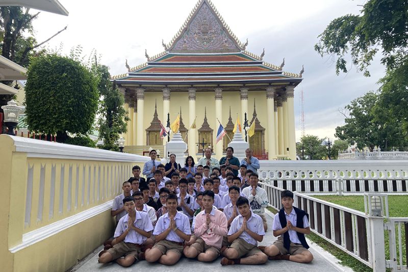 กิจกรรมทำบุญตักบาตรในช่วงเช้า ณ วัดเทพศิรินทราวาส
